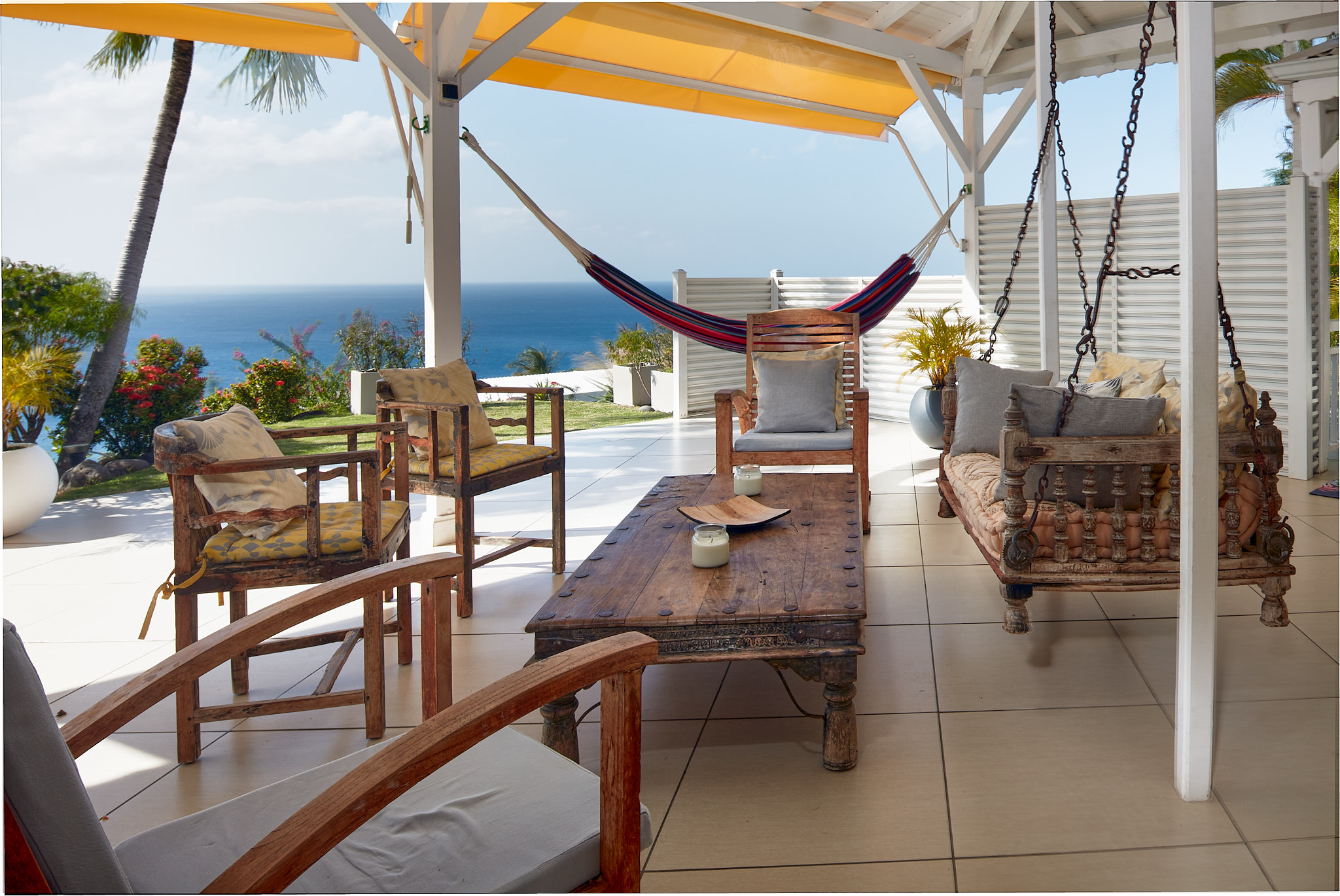 Relaxez-vous au salon terrasse, face à la mer des Caraïbes